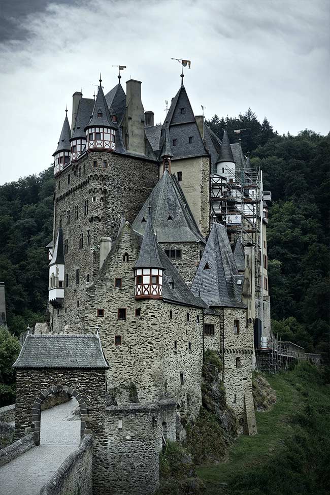 auf dem Bild sieht man eine große Stein Burg, mit einer Brücke davor.