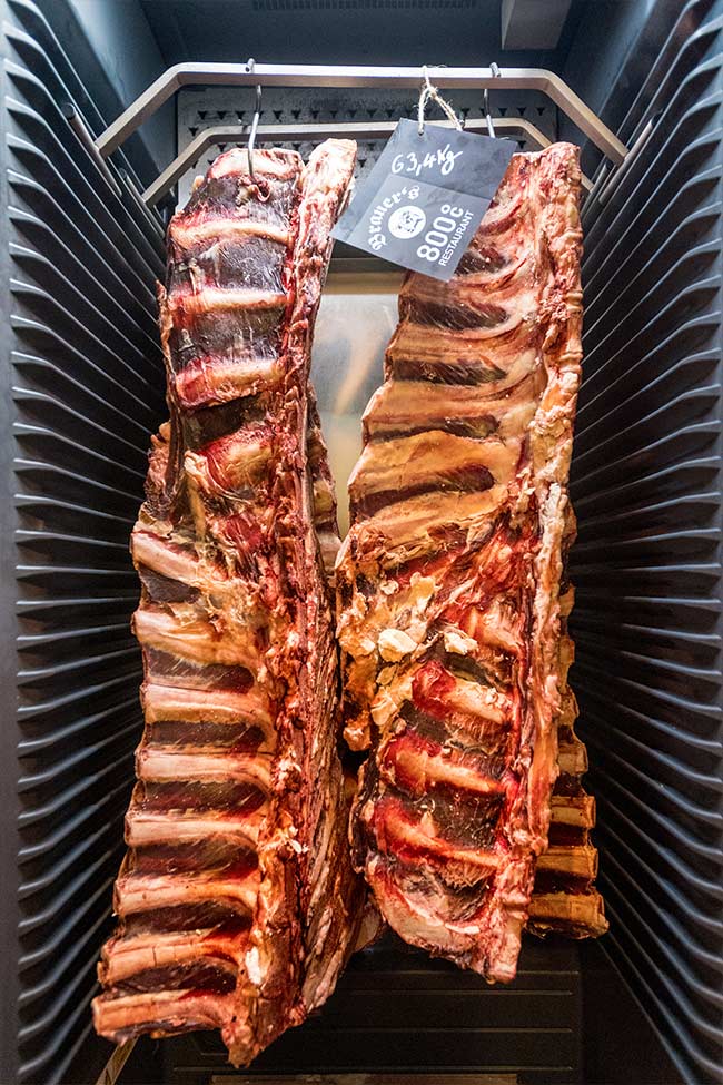 Rinderfleisch im Reifekühlschrank. 