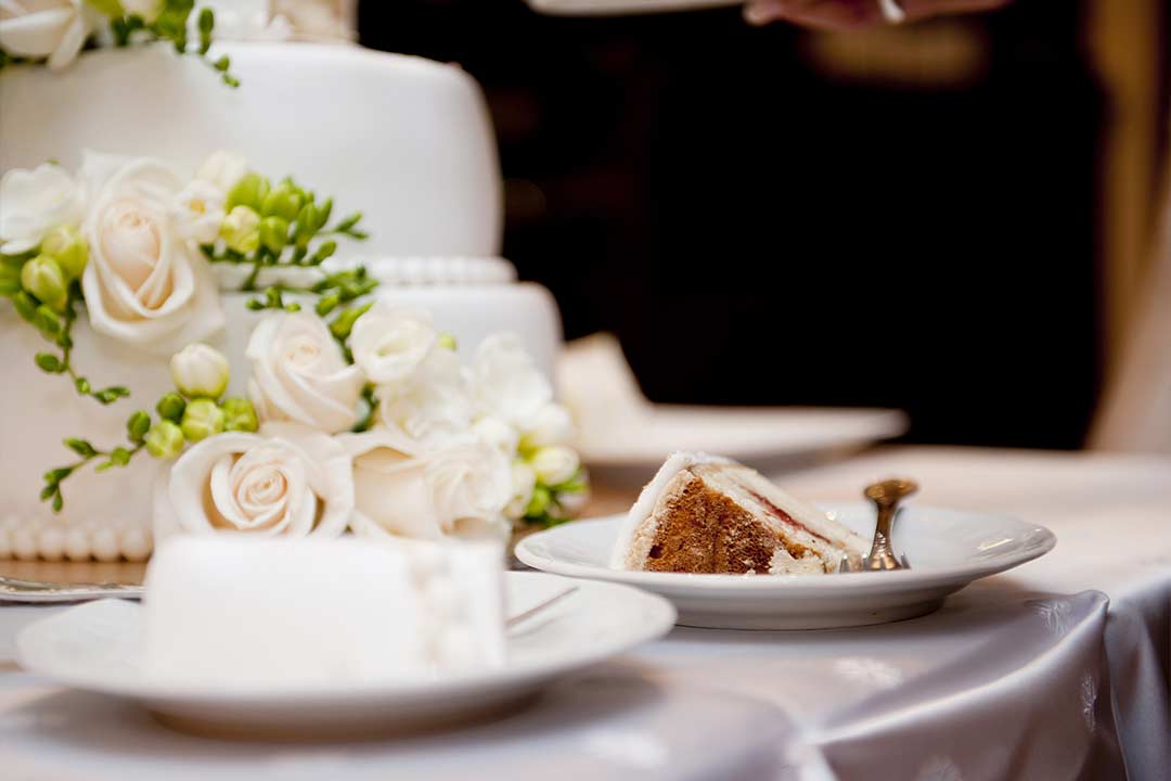 Blick auf eine angeschnittene Hochzeitstorte. 