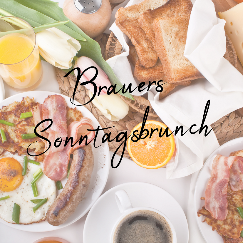 Fotografie von oben von verschiedenen Speisen für einen Brunch. Dazu gehört Toast, Orangensaft, Kaffee.
